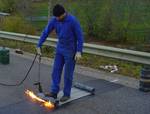 Appliquer la colle en rouleaux en la chauffant avec précaution