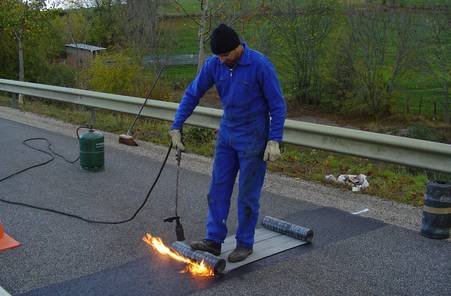 Appliquer la colle en rouleaux<br>en la chauffant avec prcaution