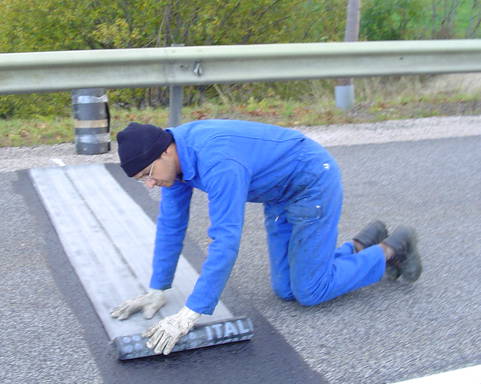 Mise en place de la colle<br>en rouleaux